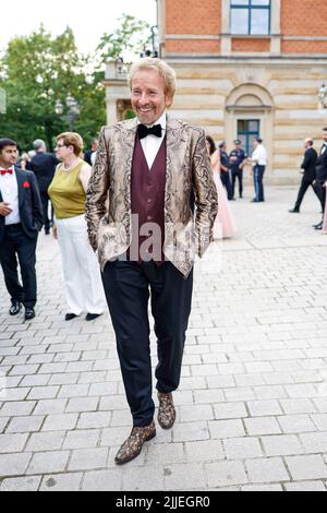 Bayreuth, Deutschland. 25.. Juli 2022. Thomas Gottschalk bei der Eröffnung der Bayreuther Richard Wagner Festspiele im Festspielhaus auf dem Grünen Hügel. Das Festival beginnt in diesem Jahr mit einer Neuproduktion von 'Tristan and Isolde' Credit: Daniel Löb/dpa/Alamy Live News Stockfoto