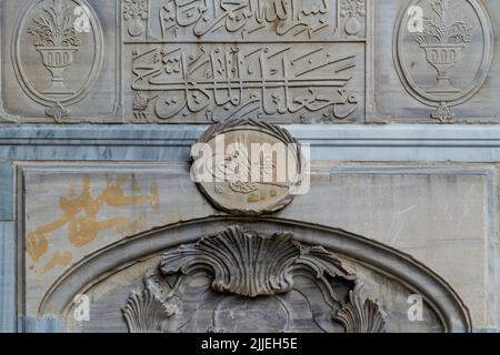 Istanbul, Türkei - Juni 18 2022: Tugra und einige arabische Inschriften und Ornamente auf Marmor Stockfoto