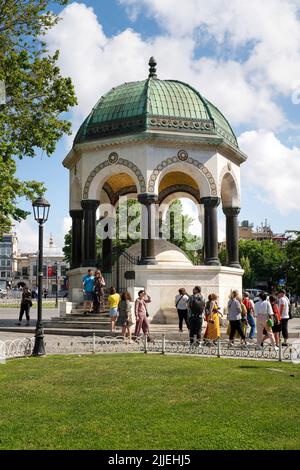 Istanbul, Türkei - Juni 18 2022: Der Deutsche Brunnen (Türkisch: Alman Çeşmesi Deutsch: Deutscher Brunnen) ist ein Pavillon-Brunnen im Norden von Istanbul Stockfoto