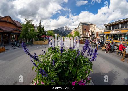 Banff, Alberta, Kanada - 10. Juli 2022: Fischaugen-Ansicht der berühmten Banff Avenue im Banff National Park in Kanada Stockfoto