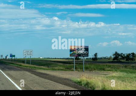 Beach, North Dakota - 22. Juli 2022: Willkommen in North Dakota, Schild an der Interstate 94 Stockfoto