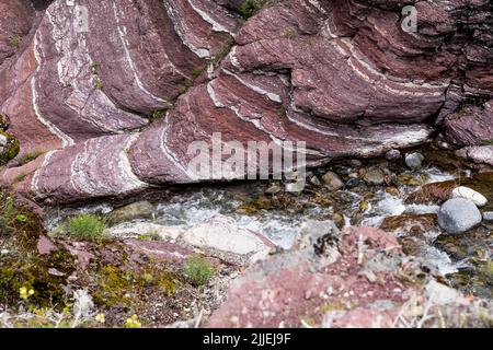 Nahaufnahme des Red Rock Canyon im Waterton Lakes National Park, Alberta, Kanada Stockfoto