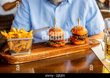 Hamburger Nahaufnahme Detail.Hamburger mit pommes frites Stockfoto