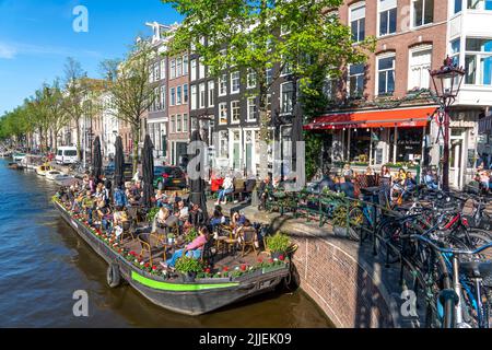 Häuser am Kloveniersburgwal-Kanal, Altstadt von Amsterdam, Grachtengürtel, Aluminiumbrug, Café mit Terrasse auf einem Pontonboot, Amsterdam, Niederlande Stockfoto