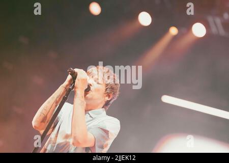 25. Juli 2022: MELBOURNE AUSTRALIEN - 25. JULI: Louis Tomlinson tritt am 25. Juli 2022 in einer ausverkauften Margaret Court Arena in Melbourne, Australien, auf. (Bild: © Chris Putnam/ZUMA Press Wire) Stockfoto