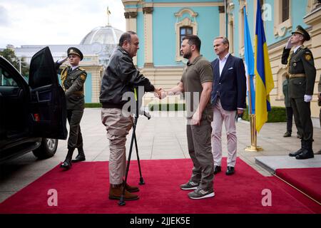 Kiew, Ukraine. 25.. Juli 2022. Der ukrainische Präsident Wolodymyr Zelenskyy, rechts, begrüßt den linken Präsidenten Guatemalas Alejandro Giammattei bei seiner Ankunft am 25. Juli 2022 im Mariinskyi-Palast in Kiew, Ukraine. Giammattei ist der erste lateinamerikanische Präsident, der die Ukraine seit 12 Jahren besucht. Kredit: Ukrainisches Presidential Press Office/Ukraine Presidency/Alamy Live News Stockfoto