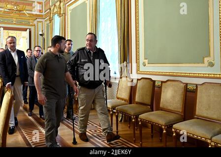 Kiew, Ukraine. 25.. Juli 2022. Der ukrainische Präsident Wolodymyr Zelenskyy, links, begleitet den guatemaltekischen Präsidenten Alejandro Giammattei, rechts, zu ihrem bilateralen Treffen im Mariinskyi-Palast am 25. Juli 2022 in Kiew, Ukraine. Giammattei ist der erste lateinamerikanische Präsident, der die Ukraine seit 12 Jahren besucht. Kredit: Ukrainisches Presidential Press Office/Ukraine Presidency/Alamy Live News Stockfoto