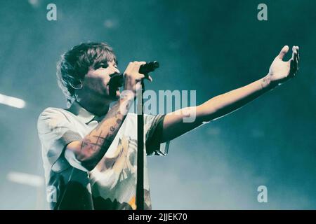 25. Juli 2022: MELBOURNE AUSTRALIEN - 25. JULI: Louis Tomlinson tritt am 25. Juli 2022 in einer ausverkauften Margaret Court Arena in Melbourne, Australien, auf. (Bild: © Chris Putnam/ZUMA Press Wire) Stockfoto