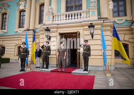 Kiew, Ukraine. 25.. Juli 2022. Der ukrainische Präsident Wolodymyr Zelenskyy wartet auf die Autokolonne des guatemaltekischen Präsidenten Alejandro Giammattei, die am 25. Juli 2022 in Kiew, Ukraine, im Mariinskyi-Palast eintreffen wird. Giammattei ist der erste lateinamerikanische Präsident, der die Ukraine seit 12 Jahren besucht. Kredit: Ukrainisches Presidential Press Office/Ukraine Presidency/Alamy Live News Stockfoto