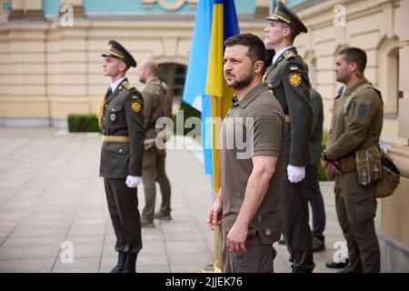 Kiew, Ukraine. 25.. Juli 2022. Der ukrainische Präsident Wolodymyr Zelenskyy wartet auf die Autokolonne des guatemaltekischen Präsidenten Alejandro Giammattei, die am 25. Juli 2022 in Kiew, Ukraine, im Mariinskyi-Palast eintreffen wird. Giammattei ist der erste lateinamerikanische Präsident, der die Ukraine seit 12 Jahren besucht. Kredit: Ukrainisches Presidential Press Office/Ukraine Presidency/Alamy Live News Stockfoto