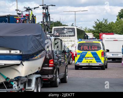 Bundesweite Kontrollen des Reiseverkehrs auf den Autobahnen in NRW, durch Polizei und Zoll, insbesondere die Sicherheit von Reisemobilen, Caravans, Fahrradträgern war c Stockfoto