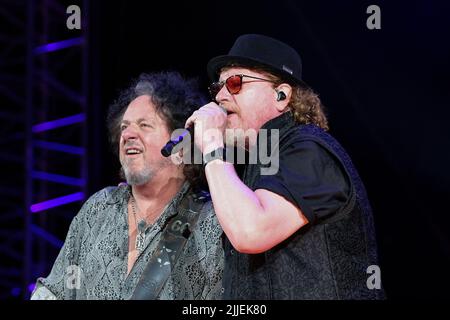 Verona, Italien. 25.. Juli 2022. Die amerikanische Rockband Toto tritt während ihrer Live-Tournee in der Arena di Verona auf. Stockfoto