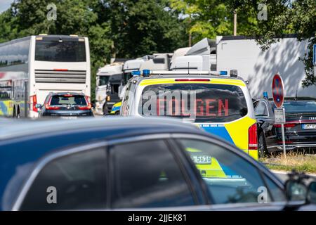 Bundesweite Kontrollen des Reiseverkehrs auf den Autobahnen in NRW, durch Polizei und Zoll, insbesondere die Sicherheit von Reisemobilen, Caravans, Fahrradträgern war c Stockfoto