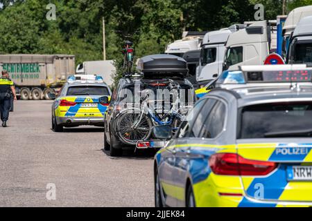 Bundesweite Kontrollen des Reiseverkehrs auf den Autobahnen in NRW, durch Polizei und Zoll, insbesondere die Sicherheit von Reisemobilen, Caravans, Fahrradträgern war c Stockfoto