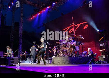 Verona, Italien. 25.. Juli 2022. Die amerikanische Rockband Toto tritt während ihrer Live-Tournee in der Arena di Verona auf. Stockfoto