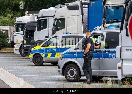 Bundesweite Kontrollen des Reiseverkehrs auf den Autobahnen in NRW, durch Polizei und Zoll, insbesondere die Sicherheit von Reisemobilen, Caravans, Fahrradträgern war c Stockfoto