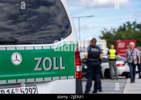 Bundesweite Kontrollen des Reiseverkehrs auf den Autobahnen in NRW, durch Polizei und Zoll, insbesondere die Sicherheit von Reisemobilen, Caravans, Fahrradträgern war c Stockfoto