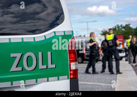 Bundesweite Kontrollen des Reiseverkehrs auf den Autobahnen in NRW, durch Polizei und Zoll, insbesondere die Sicherheit von Reisemobilen, Caravans, Fahrradträgern war c Stockfoto