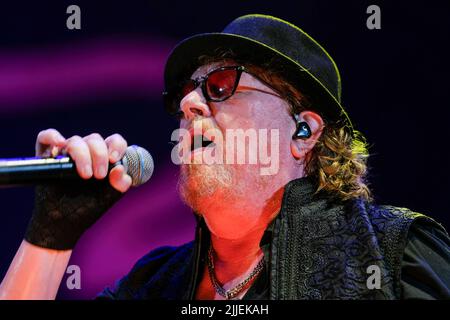 Verona, Italien. 25.. Juli 2022. Die amerikanische Rockband Toto tritt während ihrer Live-Tournee in der Arena di Verona auf. Stockfoto