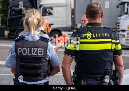 Bundesweite Kontrollen des touristischen Verkehrs auf den Autobahnen in NRW, durch Polizei und Zoll, mit Kräften der niederländischen Polizei, insbesondere die Sicherheit von Motorho Stockfoto