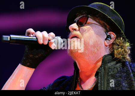 Verona, Italien. 25.. Juli 2022. Die amerikanische Rockband Toto tritt während ihrer Live-Tournee in der Arena di Verona auf. Stockfoto