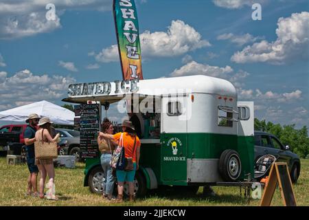 Kunden, die vor einem Shaved Ice-Verkaufsanhänger bei einem Floh-Aufschlag auf Kimball Farms Haverhill, Massachusetts, USA, stehen. Stockfoto