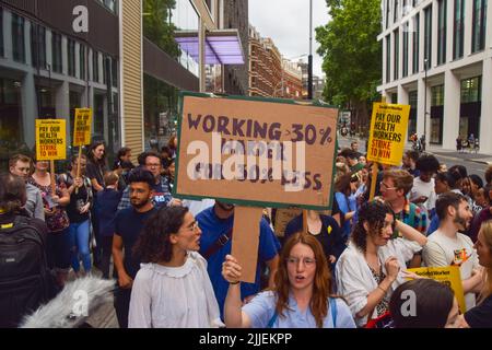 London, England, Großbritannien. 25.. Juli 2022. Demonstranten versammeln sich vor dem Ministerium für Gesundheit und Soziales. Hunderte von Ärzten und Unterstützern marschierten zur Downing Street und forderten faire Bezahlung. (Bild: © Vuk Valcic/ZUMA Press Wire) Stockfoto