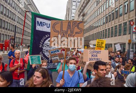 London, England, Großbritannien. 25.. Juli 2022. Demonstranten marschieren in Westminster. Hunderte von Ärzten und Unterstützern marschierten zur Downing Street und forderten faire Bezahlung. (Bild: © Vuk Valcic/ZUMA Press Wire) Stockfoto