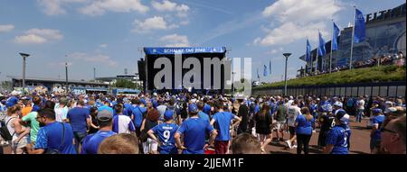 Gelsenkirchen, Deutschland. 24.. Juli 2022. firo : 07/24/2022, Fußball, 1. Liga, 1. Bundesliga, Saison 2022/2023, Saisonauftakt, Schalke Day, FC Schalke 04, Bühne mit Schalke-Fans, Zuschauer Credit: dpa/Alamy Live News Stockfoto