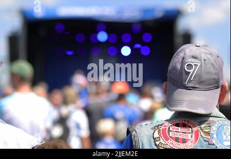 Gelsenkirchen, Deutschland. 24.. Juli 2022. firo : 07/24/2022, Fußball, 1. Liga, 1. Bundesliga, Saison 2022/2023, Saisonauftakt, Schalke Day, FC Schalke 04, Bühne mit Schalke-Fans, Zuschauer Credit: dpa/Alamy Live News Stockfoto