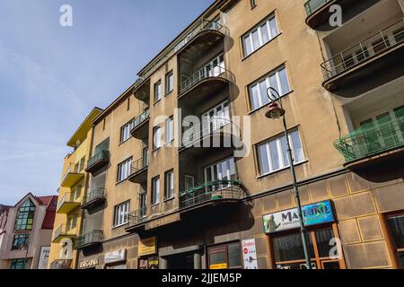 Fassade des Mietshauses in der Jagiellonska-Straße 12, gebaut von Michal Kraus in den Jahren 1937-1938, Beispiel der modernistischen Architektur in Rzeszow, Polen Stockfoto