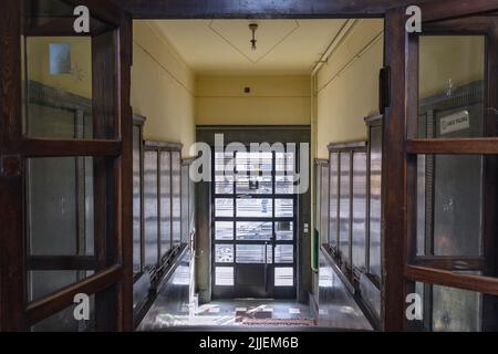 Treppe des Mietshauses in der Jagiellonska-Straße 12, gebaut von Michal Kraus in den Jahren 1937-1938, Beispiel der modernistischen Architektur in Rzeszow, Polen Stockfoto