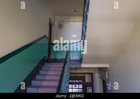 Treppe des Mietshauses in der Jagiellonska-Straße 12, gebaut von Michal Kraus in den Jahren 1937-1938, Beispiel der modernistischen Architektur in Rzeszow, Polen Stockfoto