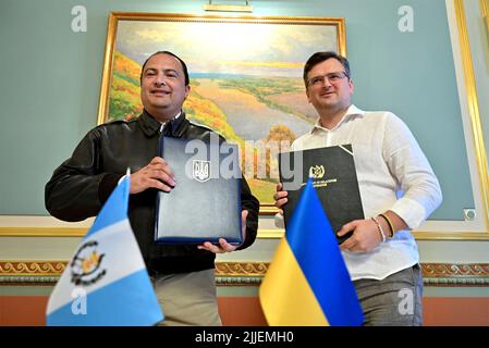 Kiew, Ukraine. 25.. Juli 2022. Der ukrainische Außenminister Dmytro Kuleba, rechts, und der guatemaltekische Außenminister Mario Bucaro, links, halten am 25. Juli 2022 im Mariinskyi-Palast in Kiew, Ukraine, ein unterzeichnetes Abkommen über die Befreiung von der Visumpflicht vor. Kredit: Ukrainisches Presidential Press Office/Ukraine Presidency/Alamy Live News Stockfoto