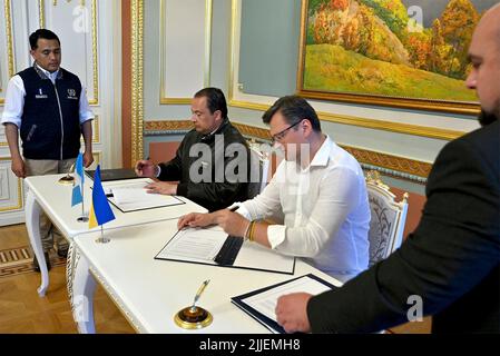 Kiew, Ukraine. 25.. Juli 2022. Der ukrainische Außenminister Dmytro Kuleba, rechts, unterzeichnet am 25. Juli 2022 im Mariinskyi-Palast in Kiew, Ukraine, ein Abkommen zur Befreiung von der Visumpflicht mit dem guatemaltekischen Außenminister Mario Bucaro, links. Kredit: Ukrainisches Presidential Press Office/Ukraine Presidency/Alamy Live News Stockfoto