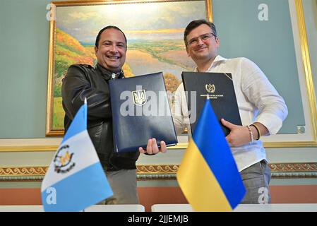 Kiew, Ukraine. 25.. Juli 2022. Der ukrainische Außenminister Dmytro Kuleba, rechts, und der guatemaltekische Außenminister Mario Bucaro, links, halten am 25. Juli 2022 im Mariinskyi-Palast in Kiew, Ukraine, ein unterzeichnetes Abkommen über die Befreiung von der Visumpflicht vor. Kredit: Ukrainisches Presidential Press Office/Ukraine Presidency/Alamy Live News Stockfoto