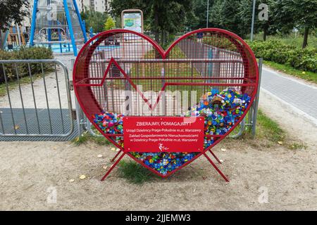 Sammelbehälter für Kunststoffkappen im Freien in Warschau, der Hauptstadt Polens Stockfoto