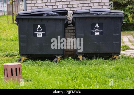 Müllcontainer aus Kunststoff für Mischabfälle in Warschau, der Hauptstadt Polens Stockfoto