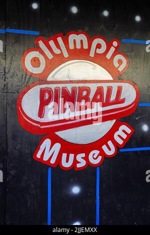 OLYMPIA, WA -2 Okt 2021- Blick auf das Olympia Pinball Museum im historischen Stadtbezirk der Innenstadt in Olympia, der Hauptstadt des Staates Washington, Uni Stockfoto