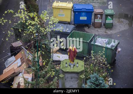 Jesus Christus Statue auf dem Innenhof des alten Mietshauses in der Targowa Straße im Praga-Polnoc Bezirk von Warschau, Hauptstadt von Polen Stockfoto