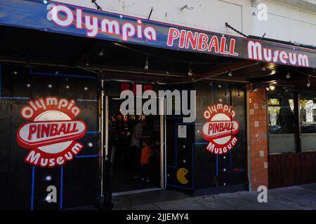 OLYMPIA, WA -2 Okt 2021- Blick auf das Olympia Pinball Museum im historischen Stadtbezirk der Innenstadt in Olympia, der Hauptstadt des Staates Washington, Uni Stockfoto