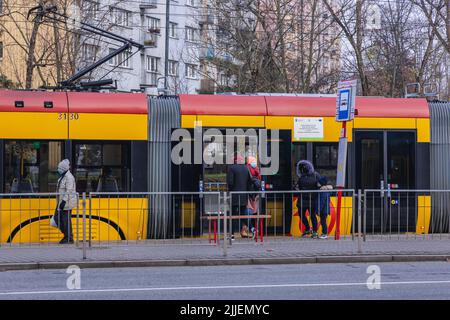 Straßenbahn in der Wolska-Straße im Wola-Viertel von Warschau, der Hauptstadt Polens Stockfoto