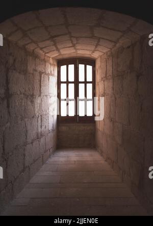 Detail eines viertelten Fensters in einer Burgmauer Stockfoto