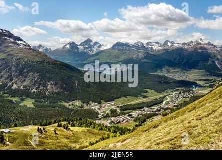Blick von Muottas Muragl in Richtung Pontresina, Schweiz, Graubünden, Engadin Stockfoto