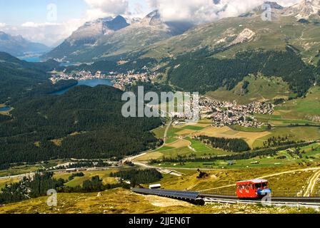 Seilbahn auf Muottas Muragl mit den Oberengadiner Seen im Hintergrund, Schweiz, Graubünden, Engadin Stockfoto