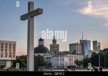 Überqueren Sie den Pilsudski-Platz in Warschau, Polen, Blick auf die Zacheta Nationalgalerie, die Kirche der Heiligen Dreifaltigkeit und den Palast der Kultur und Wissenschaft Stockfoto