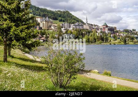 St. Moritz und St. Moritzersee im Frühling, Schweiz, Graubünden, Oberengadin, St. Moritz Stockfoto