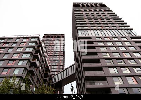 Portlands Place Luxushäuser, Hochhäuser mit Skybridge im East Village London, E20, Get Living London, Stratford, Newham, London. Stockfoto