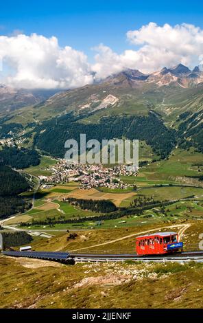 Seilbahn auf Muottas Muragl mit den Oberengadiner Seen im Hintergrund, Schweiz, Graubünden, Engadin Stockfoto