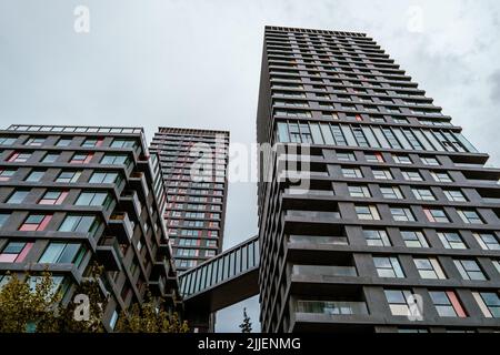 Portlands Place Luxushäuser, Hochhäuser mit Skybridge im East Village London, E20, Get Living London, Stratford, Newham, London. Stockfoto